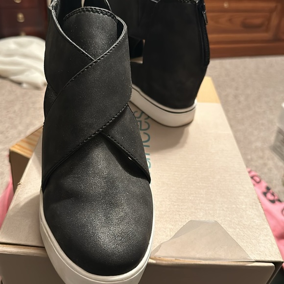 Maurice’s open side wedge sneakers - Picture 4 of 5